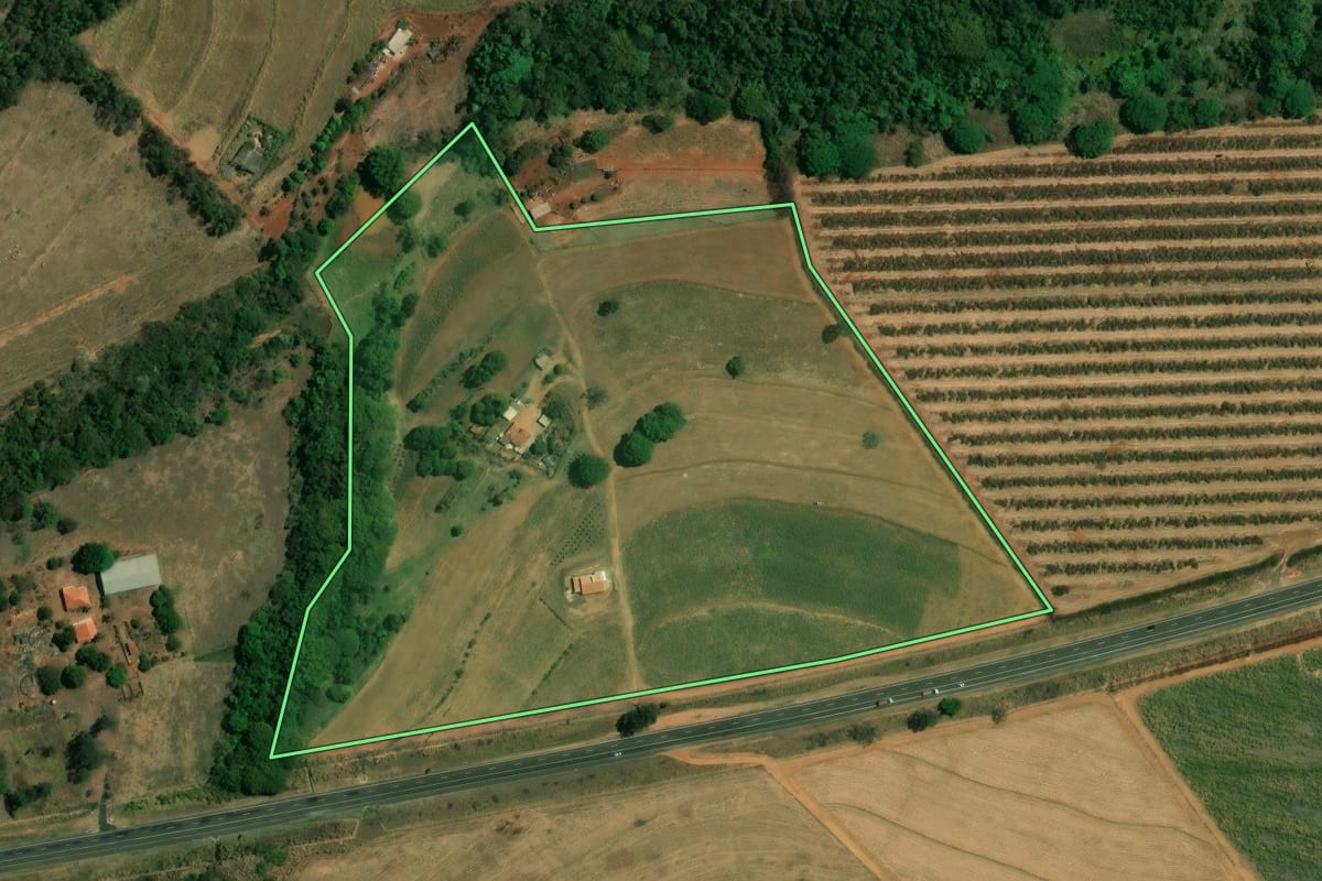 Imagem de satélite do imóvel rural em Descalvado (SP), com o contorno declarado no CAR desenhado por cima.