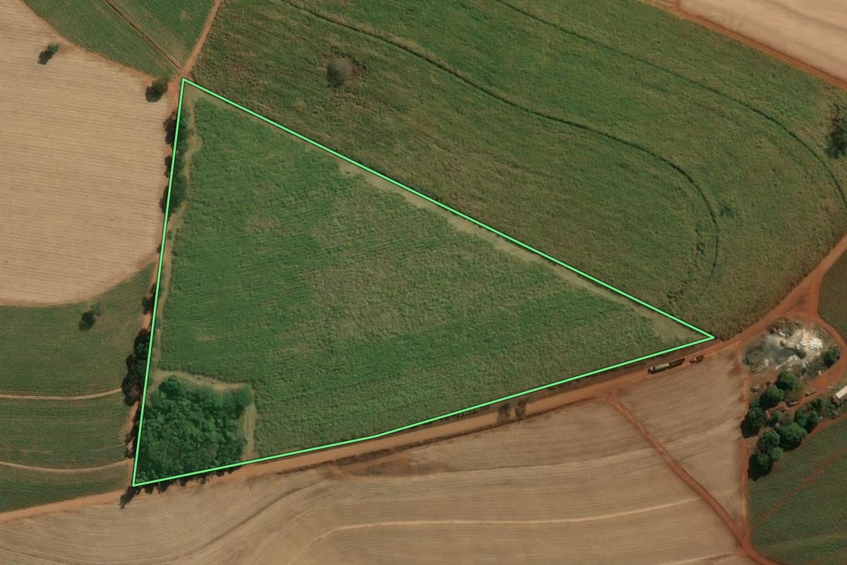 Imagem de satélite do imóvel rural em Descalvado (SP), com o contorno declarado no CAR desenhado por cima.