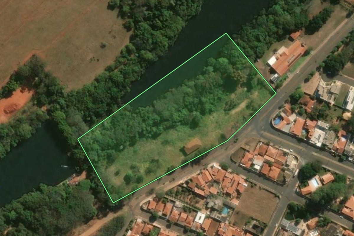 Imagem de satélite do imóvel rural em Descalvado (SP), com o contorno declarado no CAR desenhado por cima.
