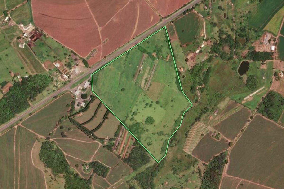 Imagem de satélite do imóvel rural em Descalvado (SP), com o contorno declarado no CAR desenhado por cima.