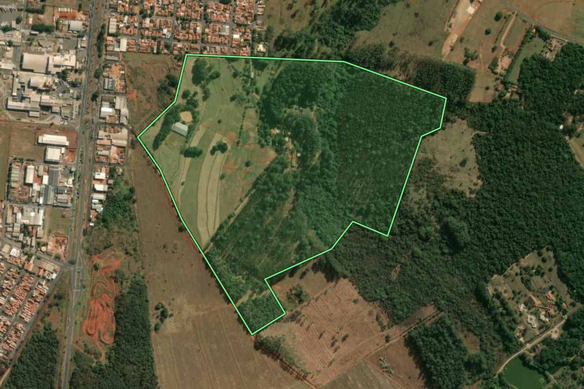 Imagem de satélite do imóvel rural em Descalvado (SP), com o contorno declarado no CAR desenhado por cima.