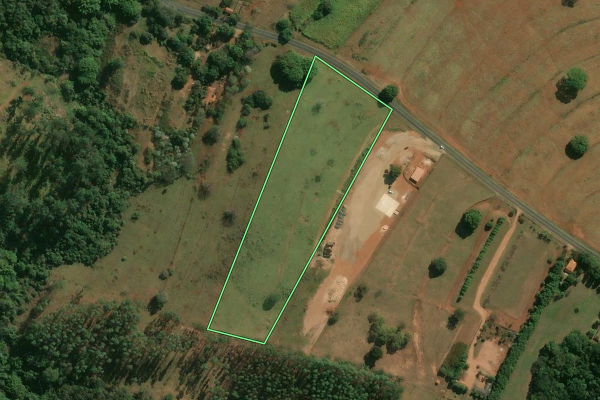 Imagem de satélite do imóvel rural em Descalvado (SP), com o contorno declarado no CAR desenhado por cima.