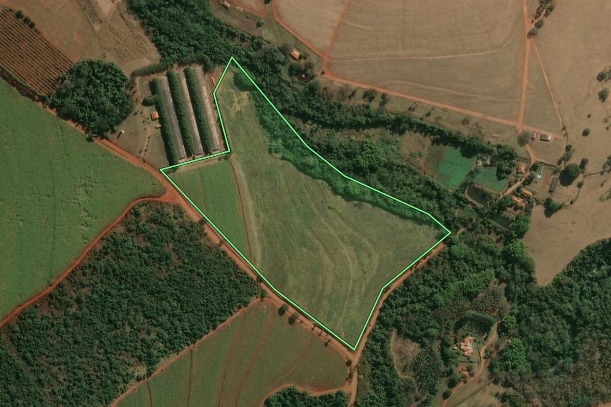Imagem de satélite do imóvel rural em Descalvado (SP), com o contorno declarado no CAR desenhado por cima.