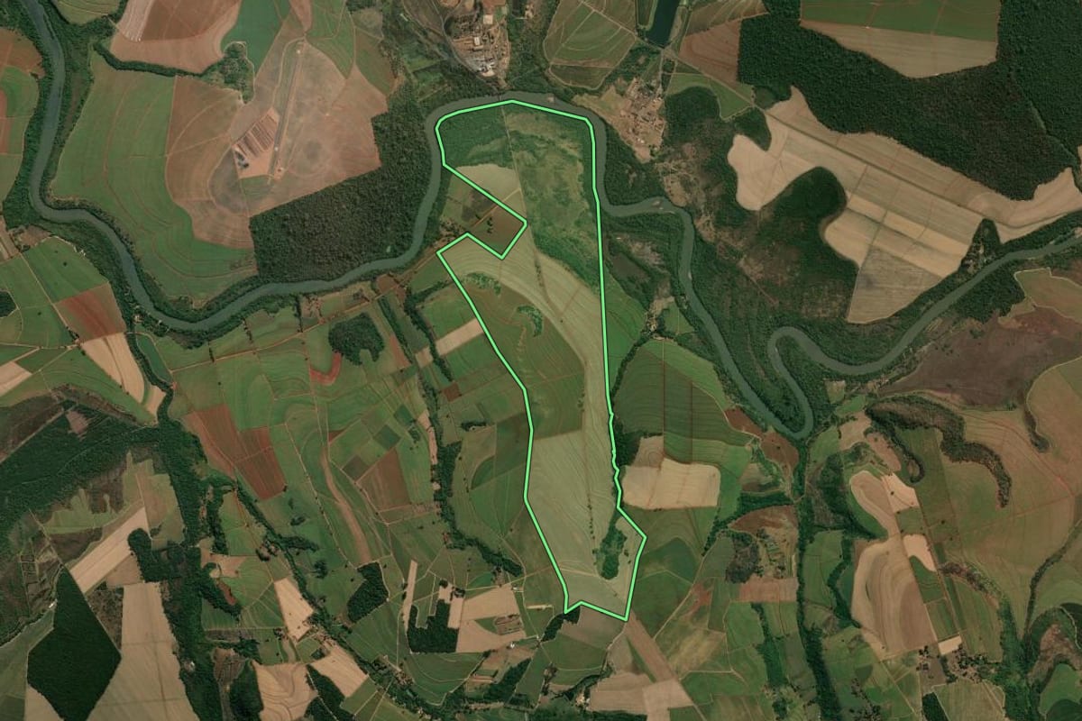 Imagem de satélite do imóvel rural em Descalvado (SP), com o contorno declarado no CAR desenhado por cima.
