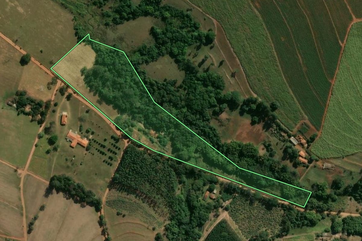 Imagem de satélite do imóvel rural em Descalvado (SP), com o contorno declarado no CAR desenhado por cima.