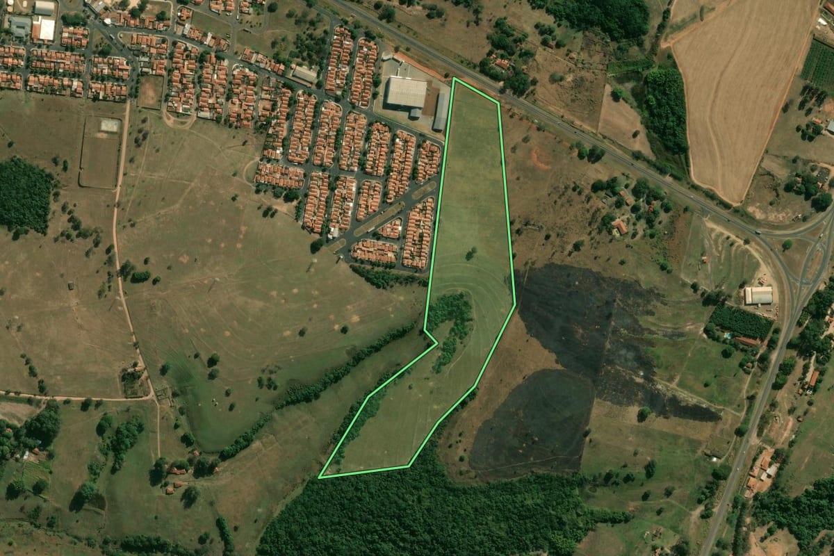 Imagem de satélite do imóvel rural em Descalvado (SP), com o contorno declarado no CAR desenhado por cima.