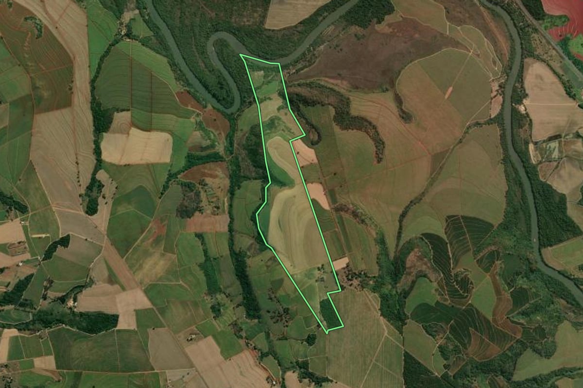 Imagem de satélite do imóvel rural em Descalvado (SP), com o contorno declarado no CAR desenhado por cima.