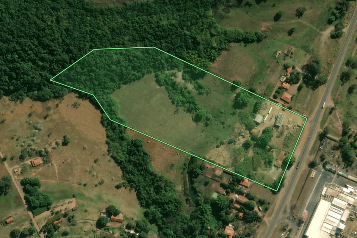 Imagem de satélite do imóvel rural em Descalvado (SP), com o contorno declarado no CAR desenhado por cima.
