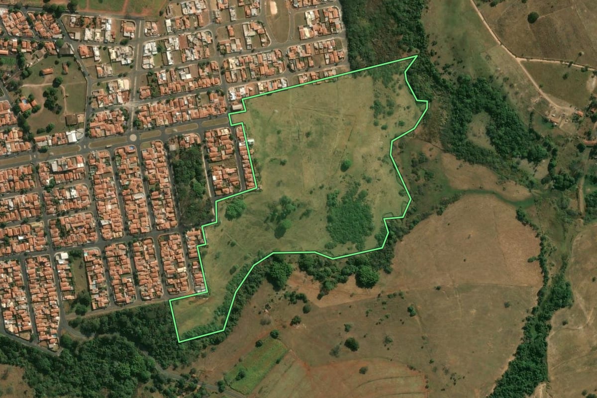 Imagem de satélite do imóvel rural em Descalvado (SP), com o contorno declarado no CAR desenhado por cima.