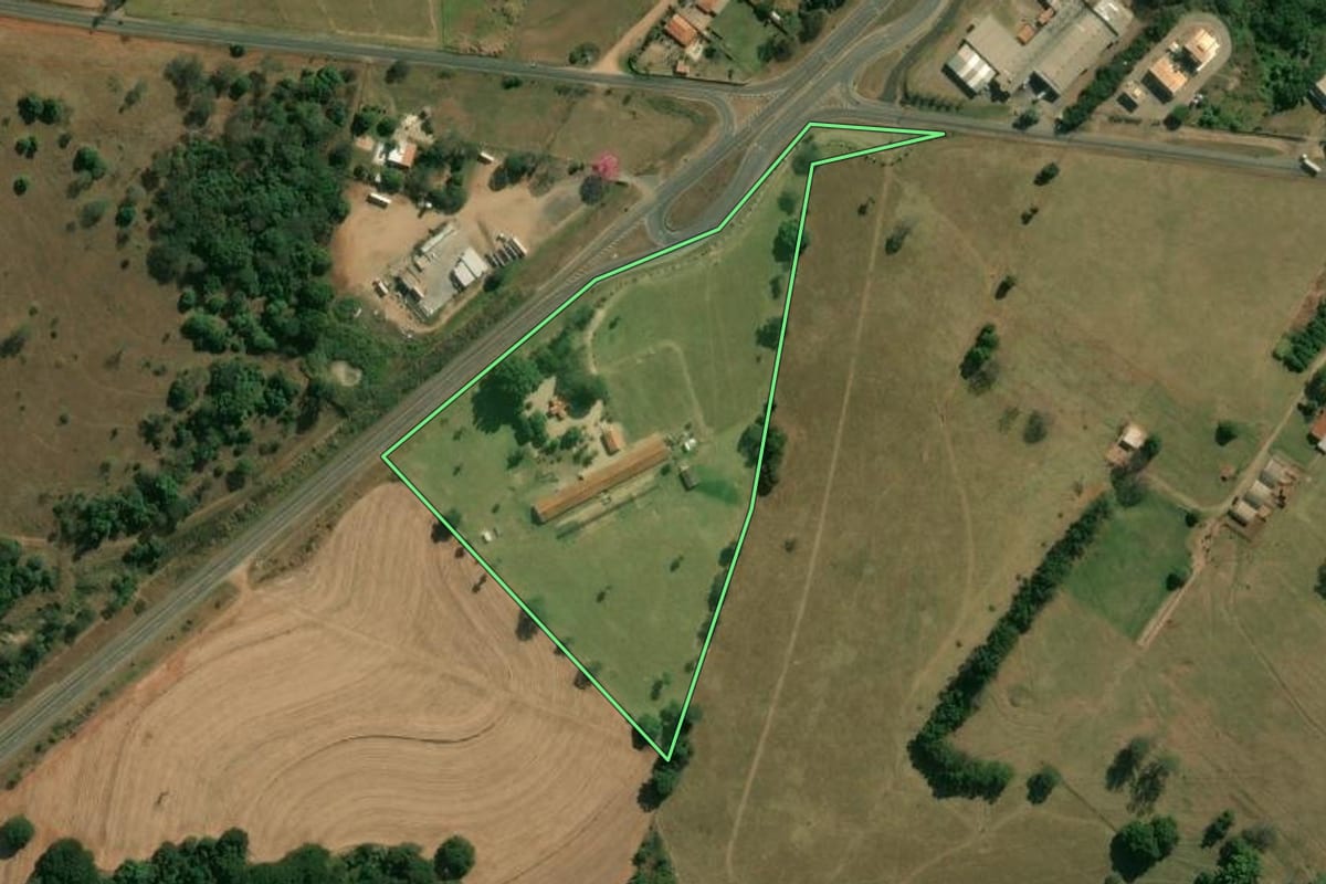 Imagem de satélite do imóvel rural em Descalvado (SP), com o contorno declarado no CAR desenhado por cima.