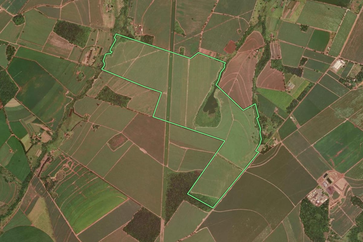 Imagem de satélite do imóvel rural em Descalvado (SP), com o contorno declarado no CAR desenhado por cima.
