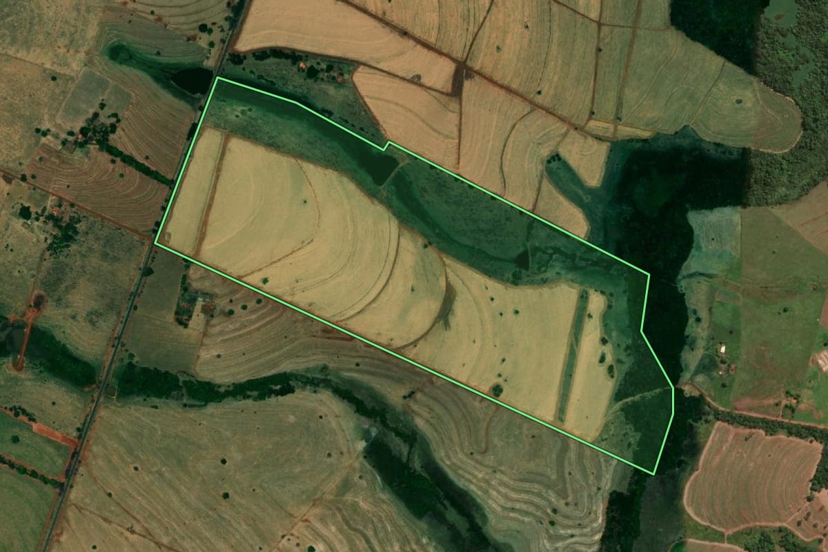 Imagem de satélite do imóvel rural em Dirce Reis (SP), com o contorno declarado no CAR desenhado por cima.