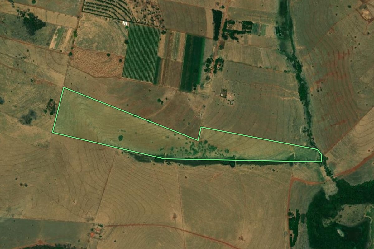Imagem de satélite do imóvel rural em Dirce Reis (SP), com o contorno declarado no CAR desenhado por cima.