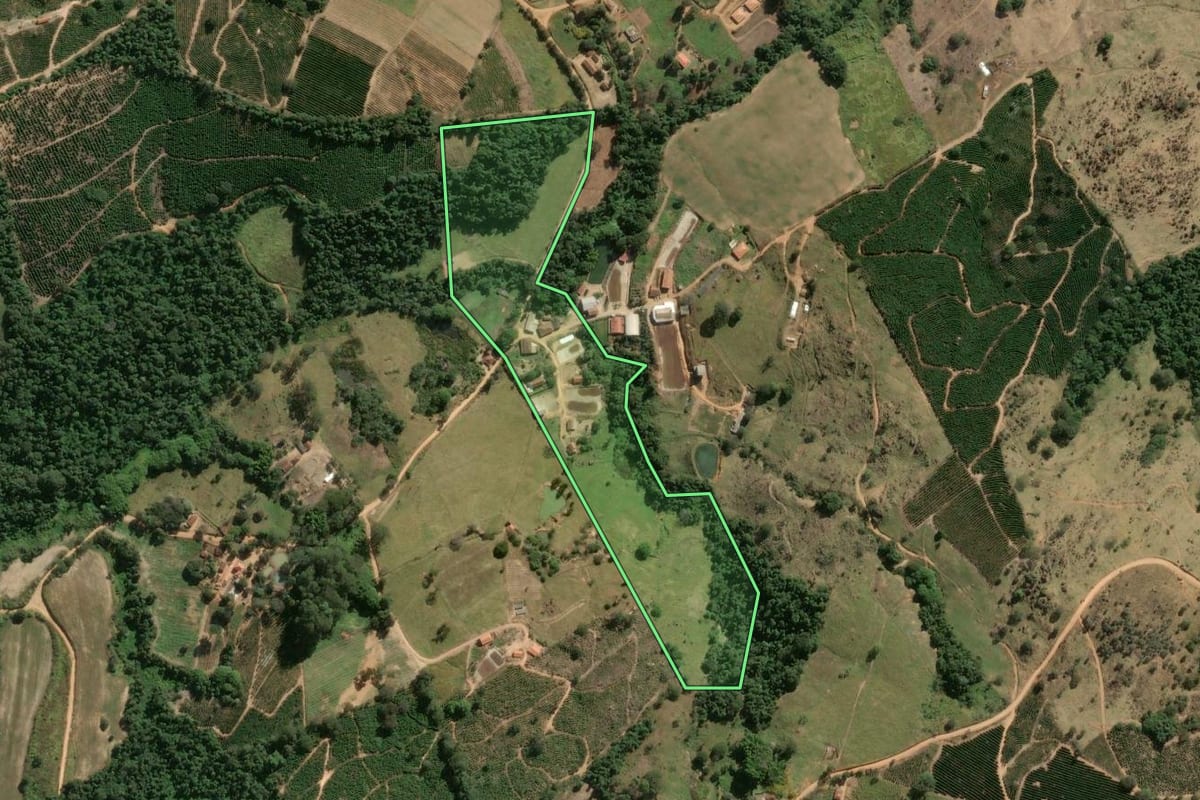 Imagem de satélite do imóvel rural em Divinolândia (SP), com o contorno declarado no CAR desenhado por cima.