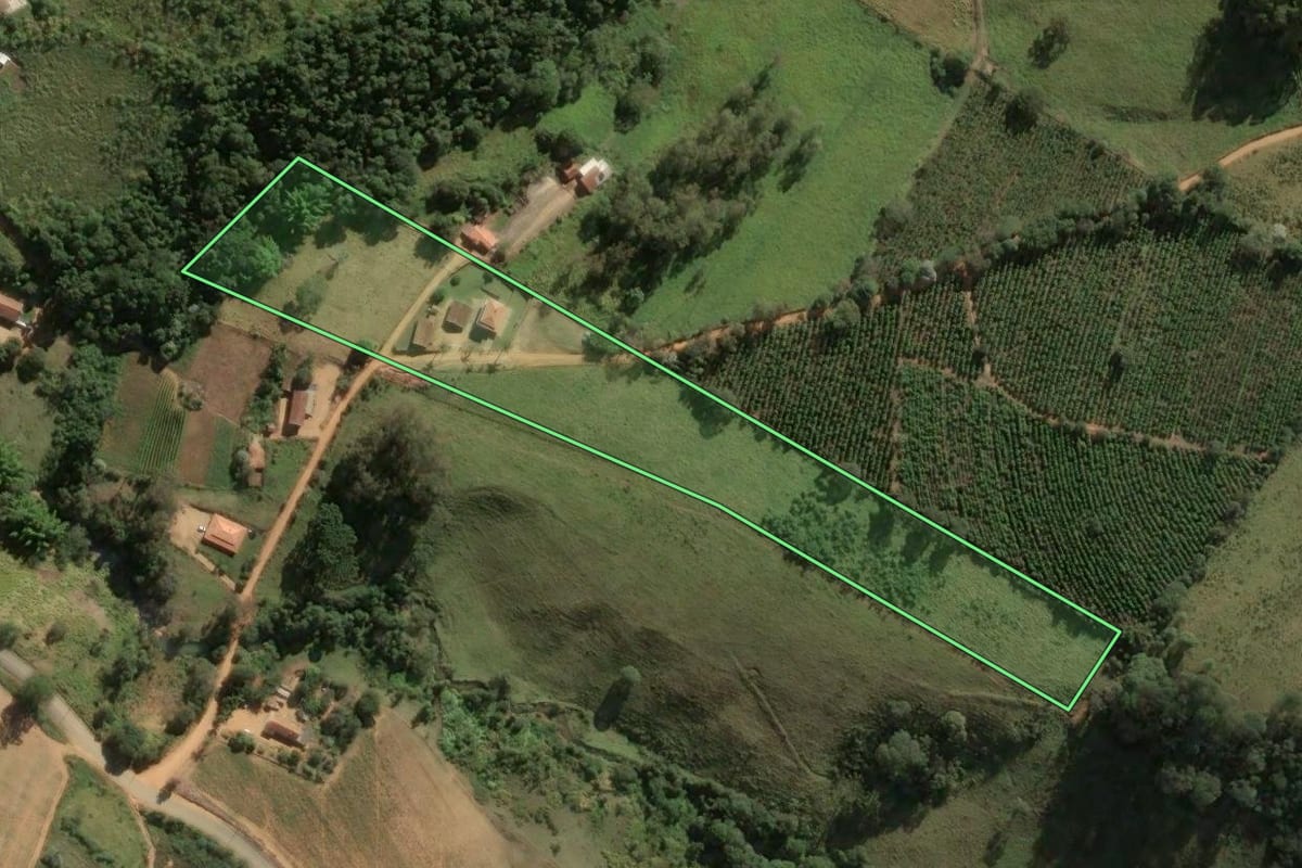 Imagem de satélite do imóvel rural em Divinolândia (SP), com o contorno declarado no CAR desenhado por cima.