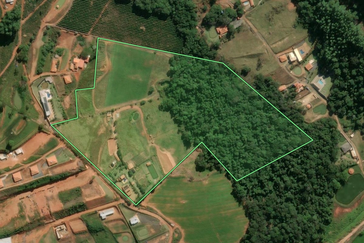 Imagem de satélite do imóvel rural em Divinolândia (SP), com o contorno declarado no CAR desenhado por cima.