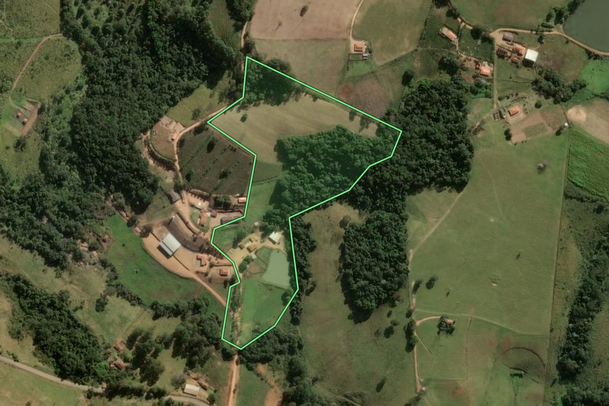 Imagem de satélite do imóvel rural em Divinolândia (SP), com o contorno declarado no CAR desenhado por cima.