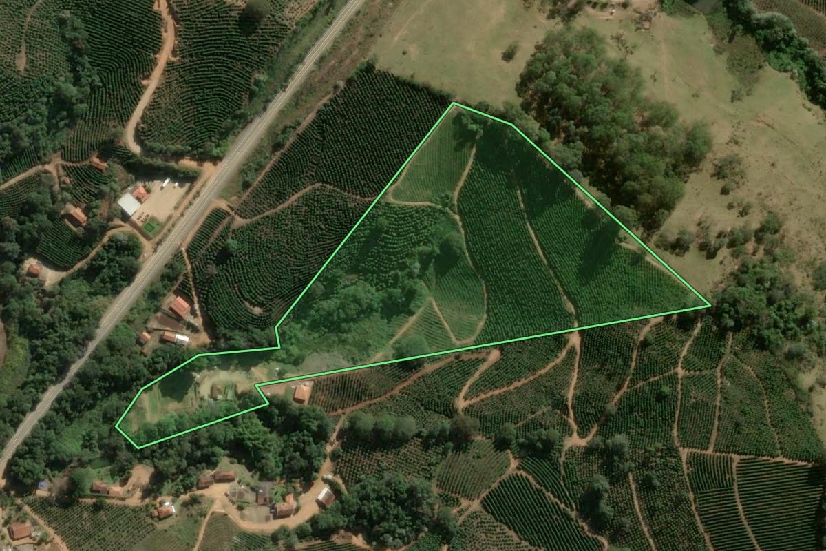 Imagem de satélite do imóvel rural em Divinolândia (SP), com o contorno declarado no CAR desenhado por cima.
