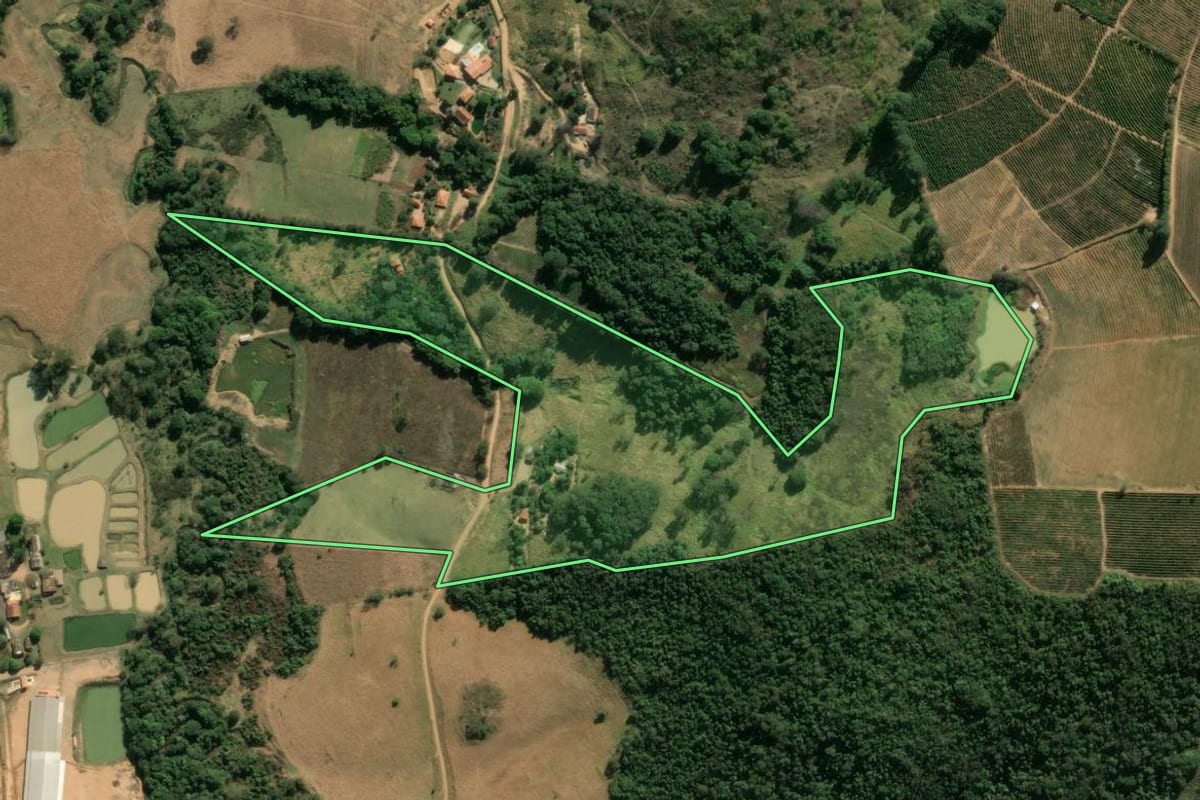 Imagem de satélite do imóvel rural em Divinolândia (SP), com o contorno declarado no CAR desenhado por cima.