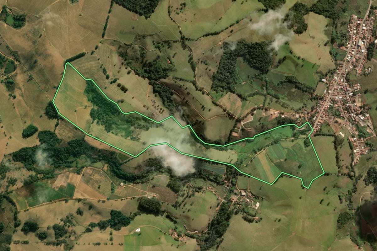 Imagem de satélite do imóvel rural em Divinolândia (SP), com o contorno declarado no CAR desenhado por cima.