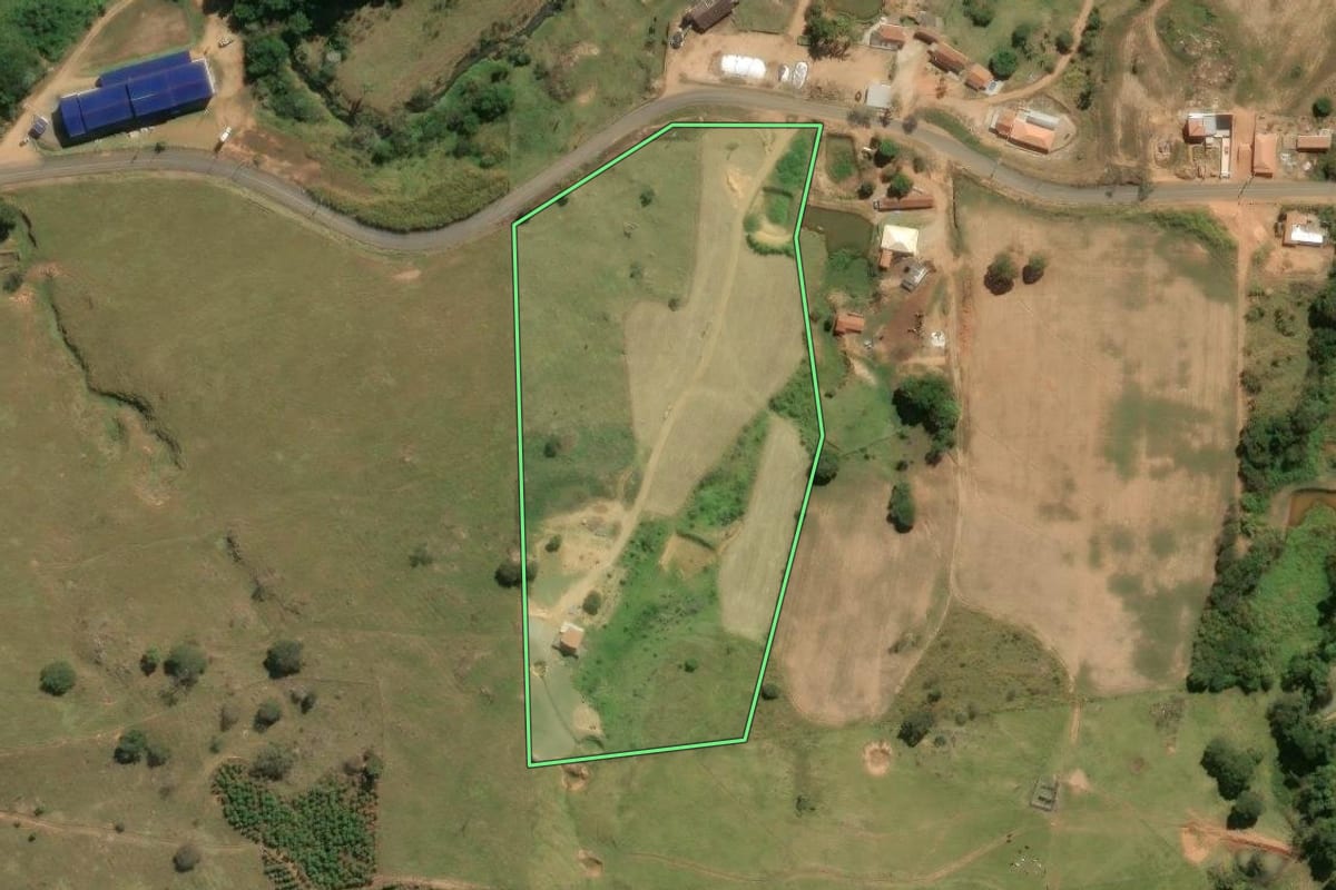 Imagem de satélite do imóvel rural em Divinolândia (SP), com o contorno declarado no CAR desenhado por cima.
