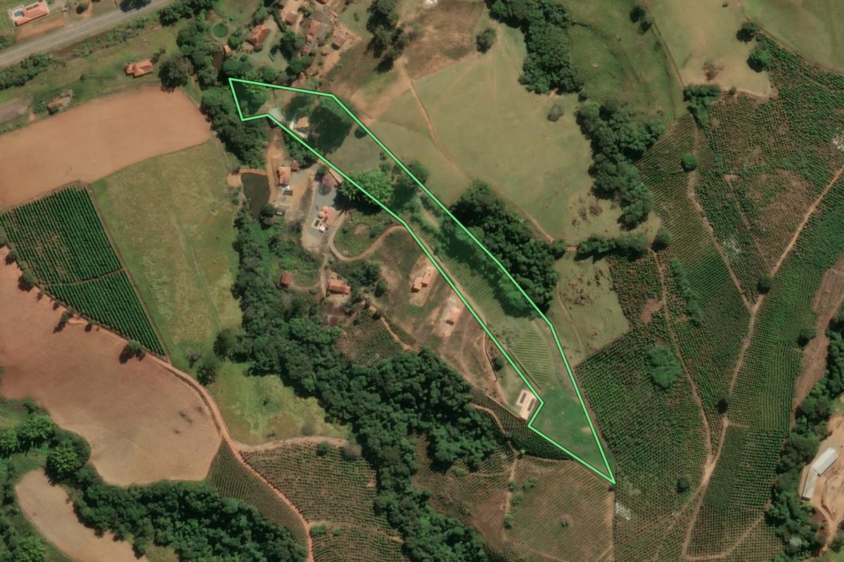 Imagem de satélite do imóvel rural em Divinolândia (SP), com o contorno declarado no CAR desenhado por cima.