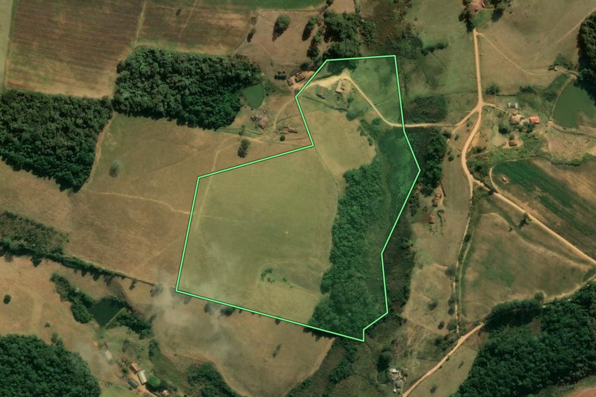 Imagem de satélite do imóvel rural em Divinolândia (SP), com o contorno declarado no CAR desenhado por cima.