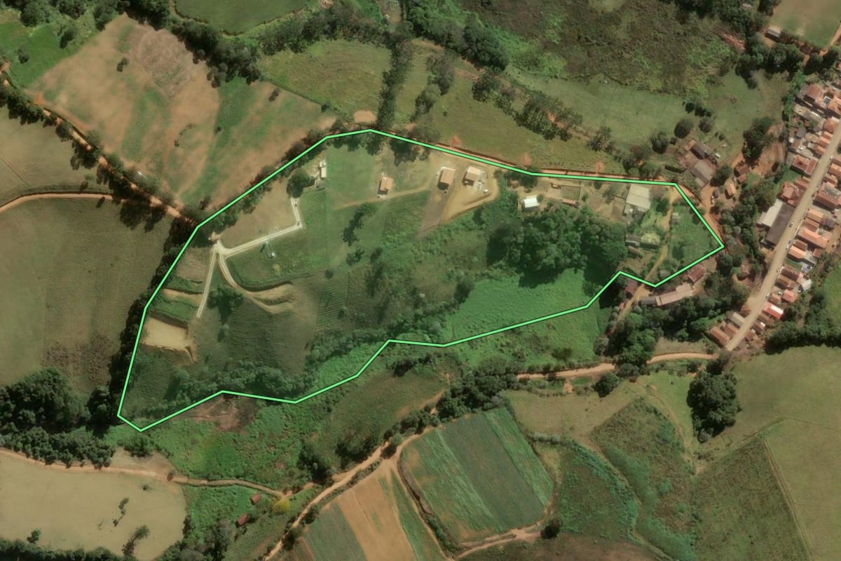 Imagem de satélite do imóvel rural em Divinolândia (SP), com o contorno declarado no CAR desenhado por cima.