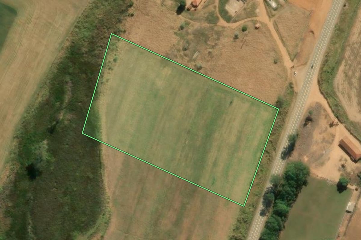 Imagem de satélite do imóvel rural em Divinolândia (SP), com o contorno declarado no CAR desenhado por cima.