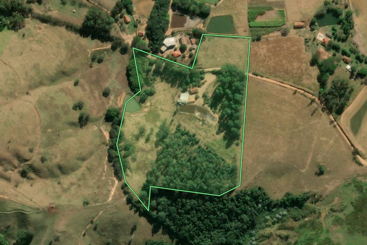 Imagem de satélite do imóvel rural em Divinolândia (SP), com o contorno declarado no CAR desenhado por cima.
