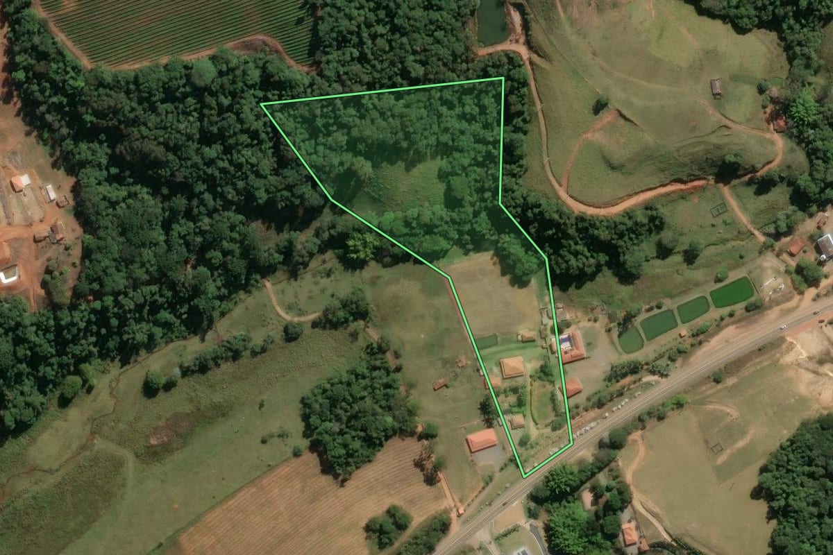 Imagem de satélite do imóvel rural em Divinolândia (SP), com o contorno declarado no CAR desenhado por cima.