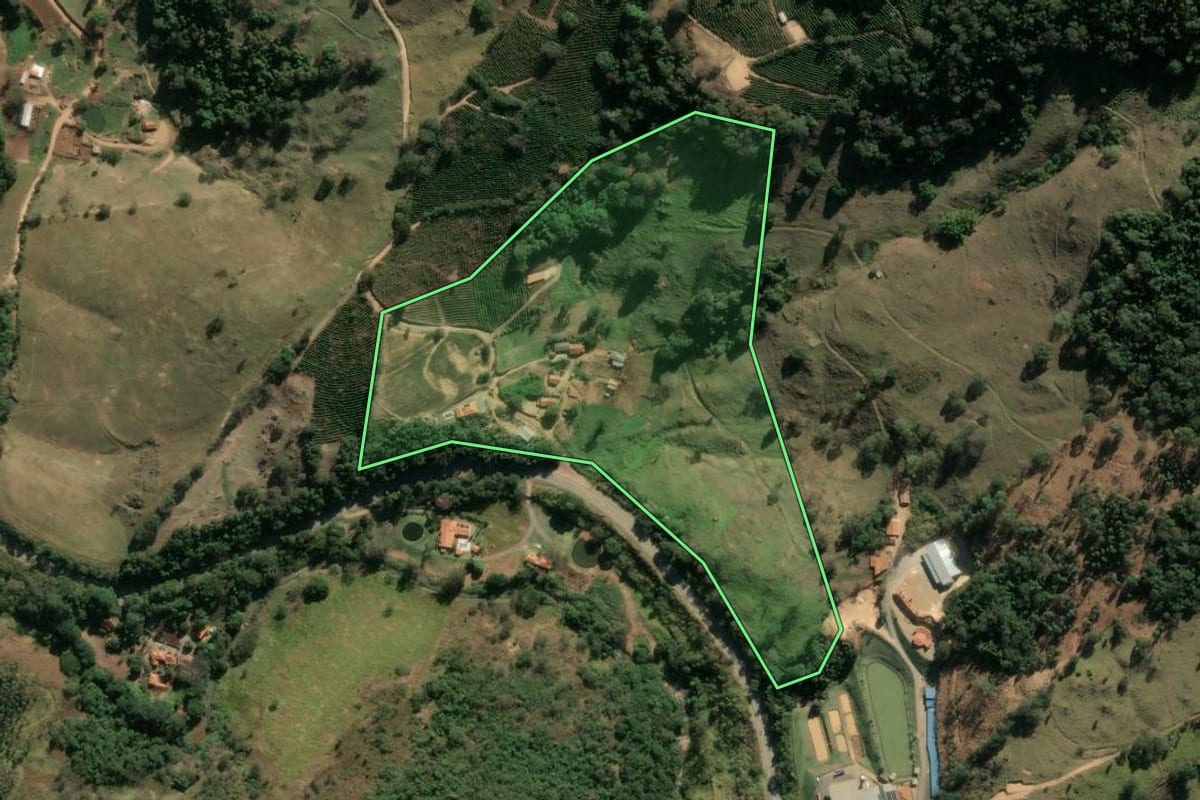 Imagem de satélite do imóvel rural em Divinolândia (SP), com o contorno declarado no CAR desenhado por cima.
