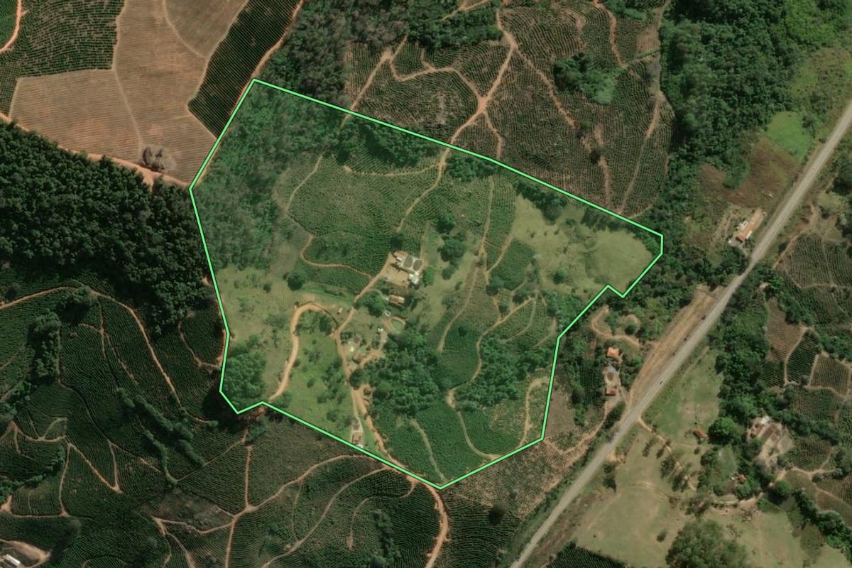 Imagem de satélite do imóvel rural em Divinolândia (SP), com o contorno declarado no CAR desenhado por cima.