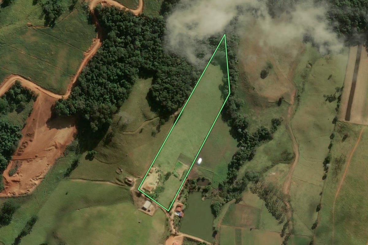 Imagem de satélite do imóvel rural em Divinolândia (SP), com o contorno declarado no CAR desenhado por cima.