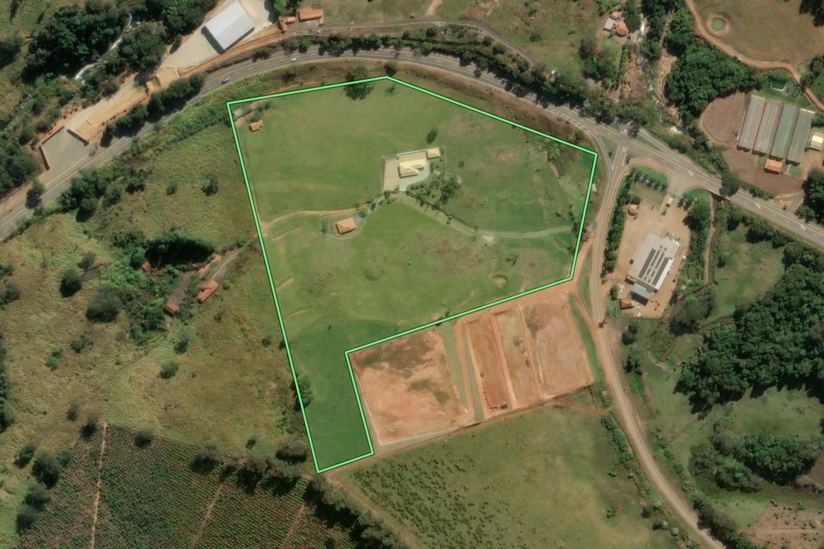 Imagem de satélite do imóvel rural em Divinolândia (SP), com o contorno declarado no CAR desenhado por cima.