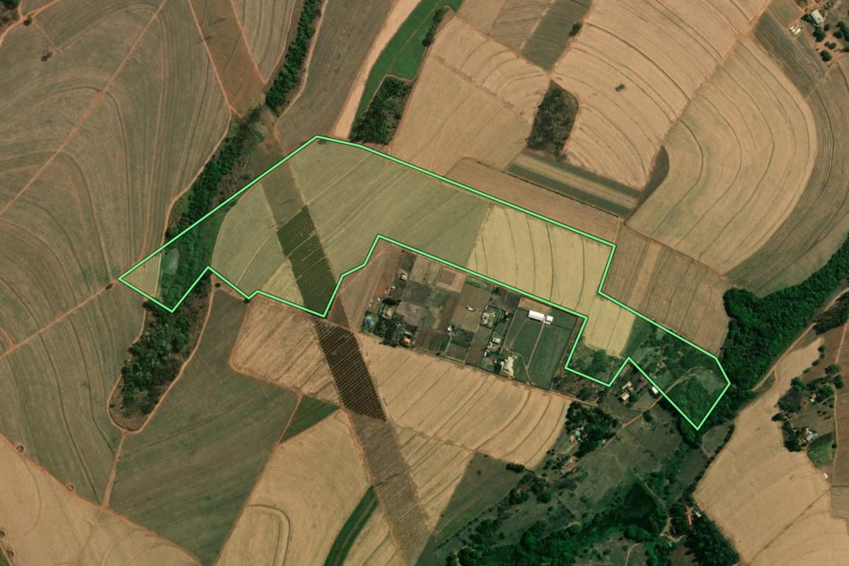 Imagem de satélite do imóvel rural em Dobrada (SP), com o contorno declarado no CAR desenhado por cima.