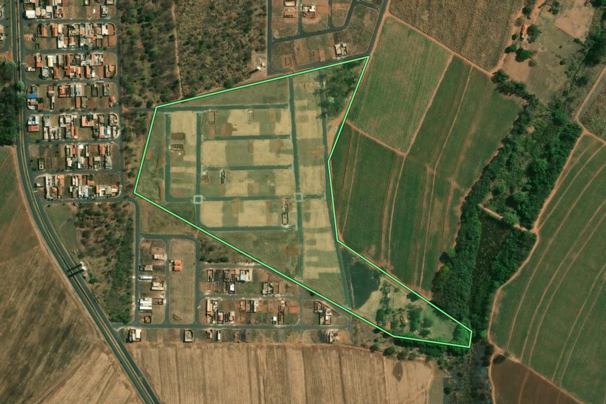 Imagem de satélite do imóvel rural em Dobrada (SP), com o contorno declarado no CAR desenhado por cima.