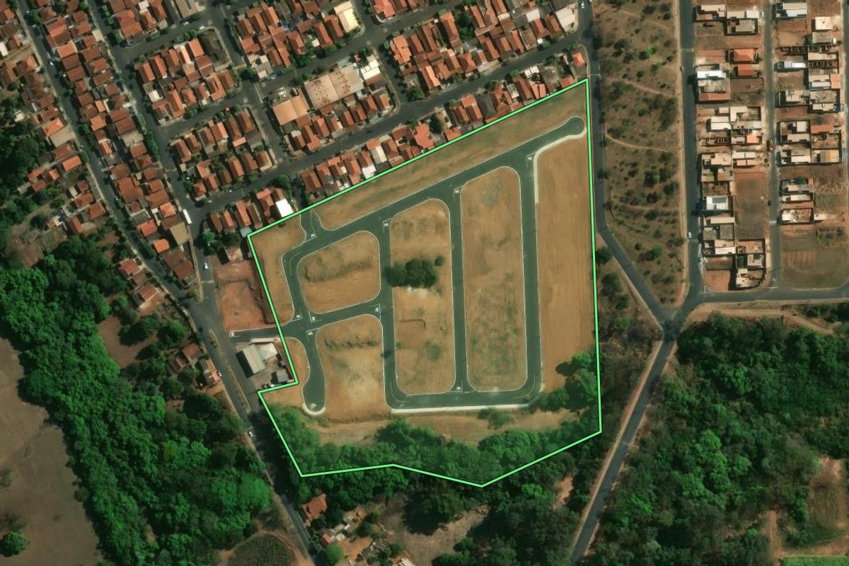 Imagem de satélite do imóvel rural em Dobrada (SP), com o contorno declarado no CAR desenhado por cima.