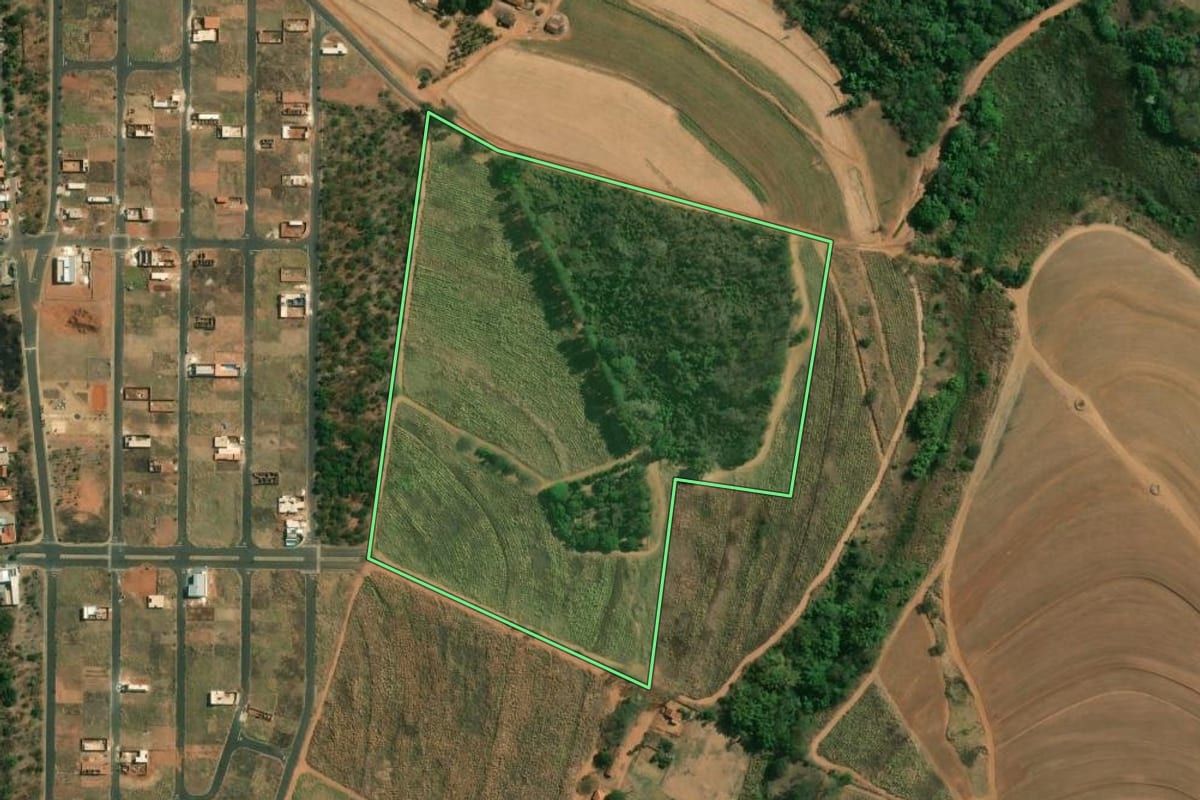 Imagem de satélite do imóvel rural em Dobrada (SP), com o contorno declarado no CAR desenhado por cima.