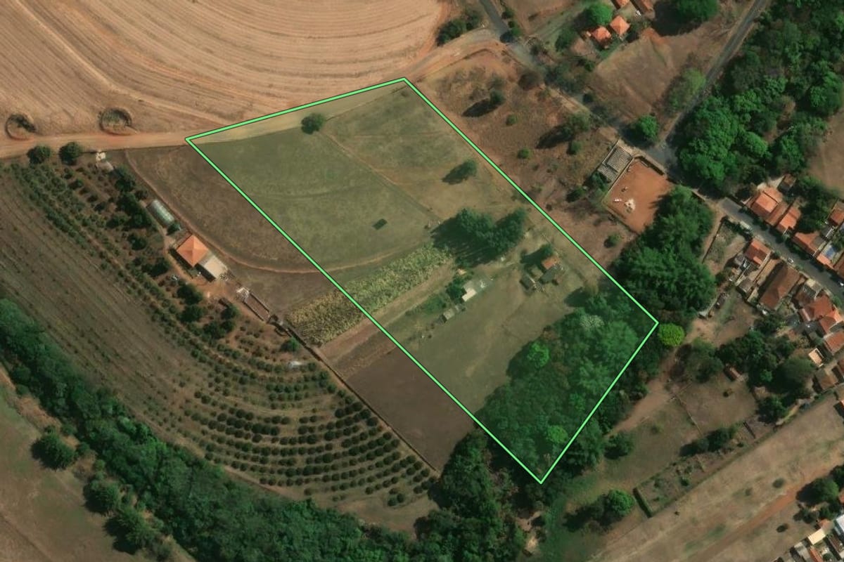 Imagem de satélite do imóvel rural em Dobrada (SP), com o contorno declarado no CAR desenhado por cima.