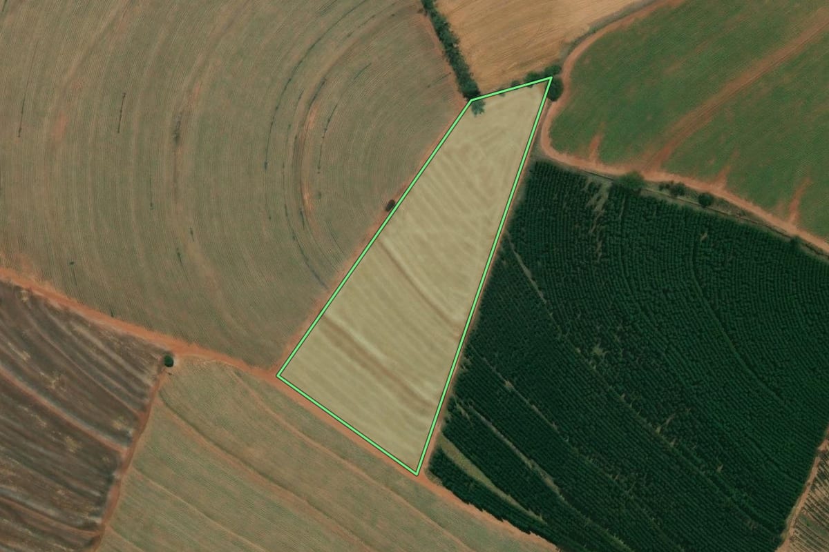 Imagem de satélite do imóvel rural em Dois Córregos (SP), com o contorno declarado no CAR desenhado por cima.