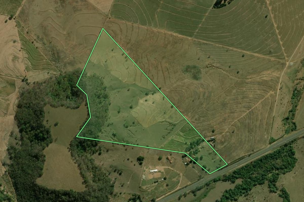 Imagem de satélite do imóvel rural em Dois Córregos (SP), com o contorno declarado no CAR desenhado por cima.