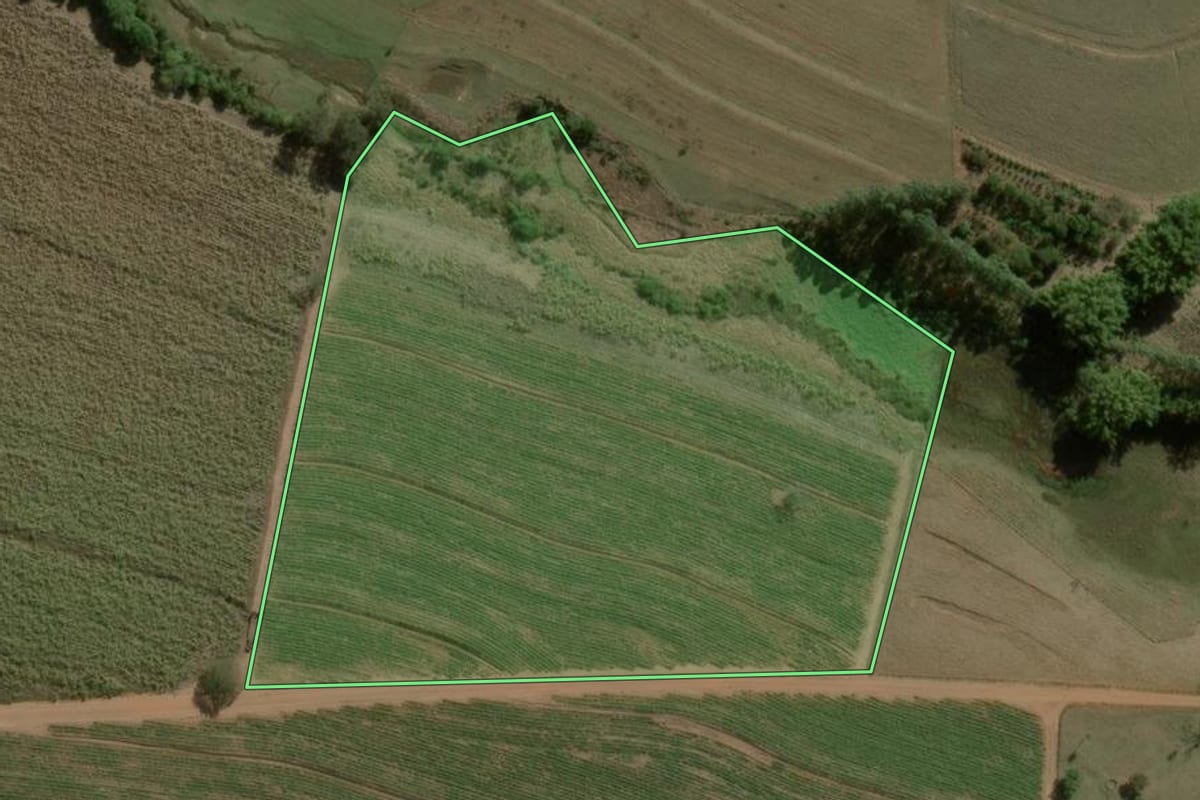 Imagem de satélite do imóvel rural em Dois Córregos (SP), com o contorno declarado no CAR desenhado por cima.