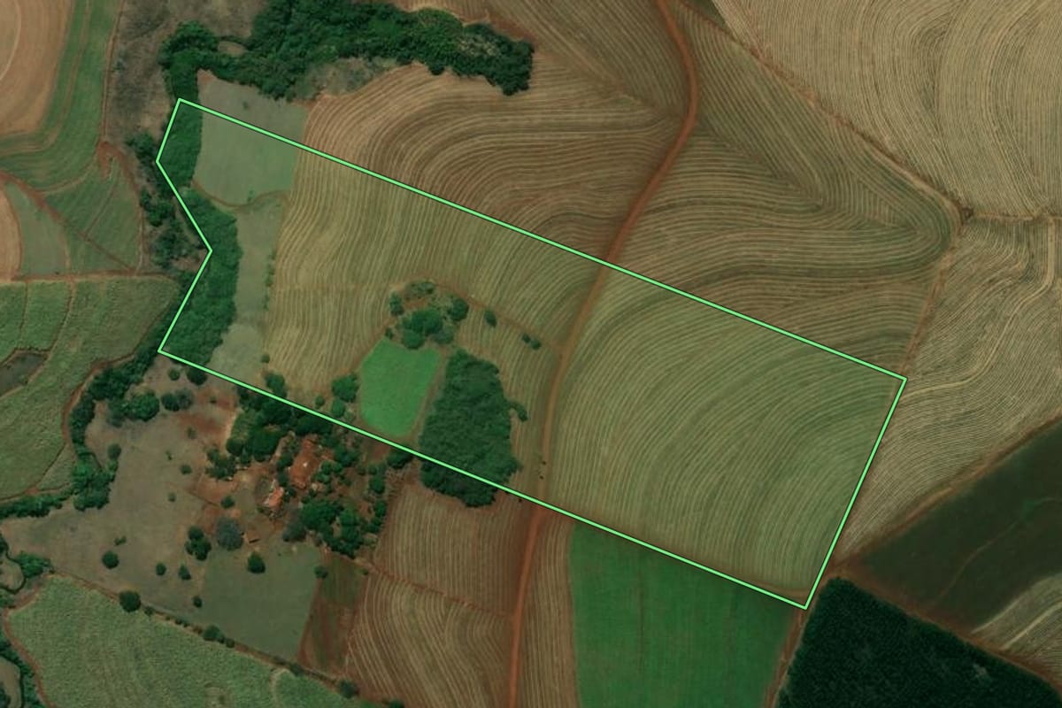 Imagem de satélite do imóvel rural em Dois Córregos (SP), com o contorno declarado no CAR desenhado por cima.