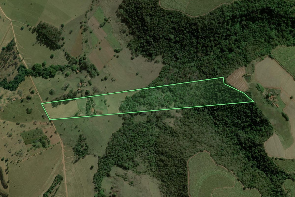 Imagem de satélite do imóvel rural em Dois Córregos (SP), com o contorno declarado no CAR desenhado por cima.
