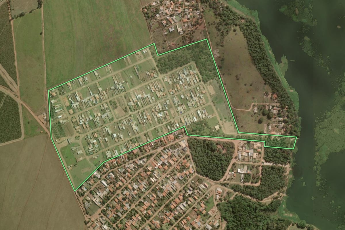 Imagem de satélite do imóvel rural em Dois Córregos (SP), com o contorno declarado no CAR desenhado por cima.