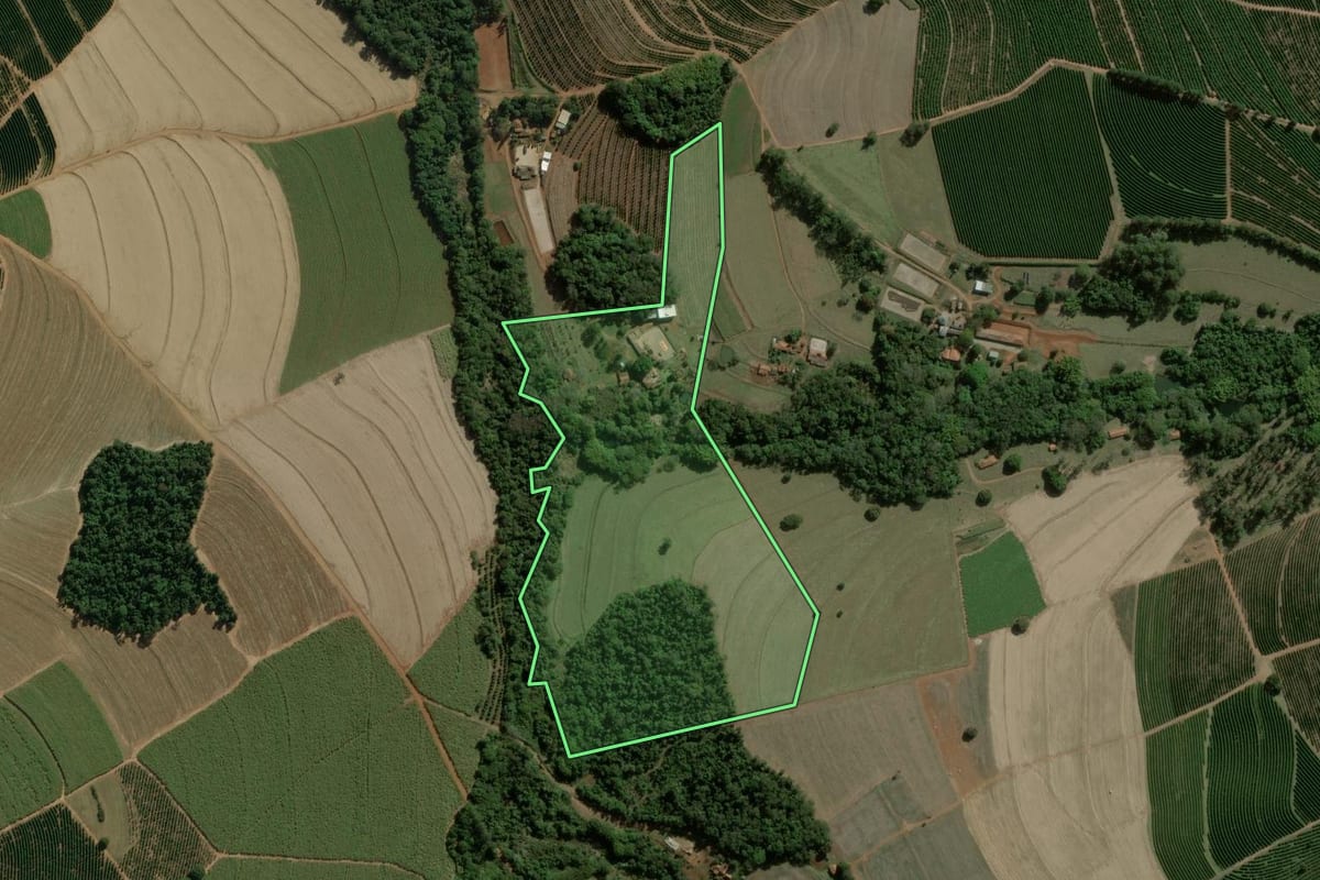 Imagem de satélite do imóvel rural em Dois Córregos (SP), com o contorno declarado no CAR desenhado por cima.