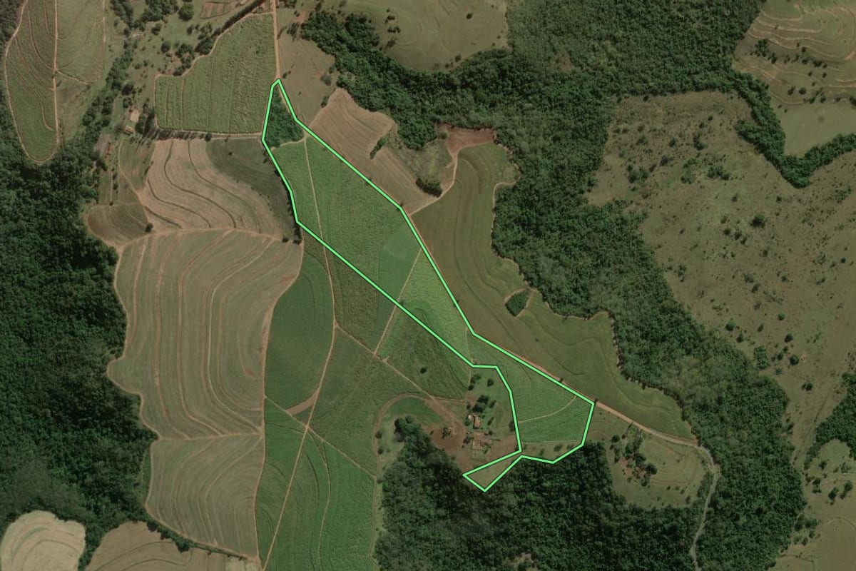 Imagem de satélite do imóvel rural em Dois Córregos (SP), com o contorno declarado no CAR desenhado por cima.