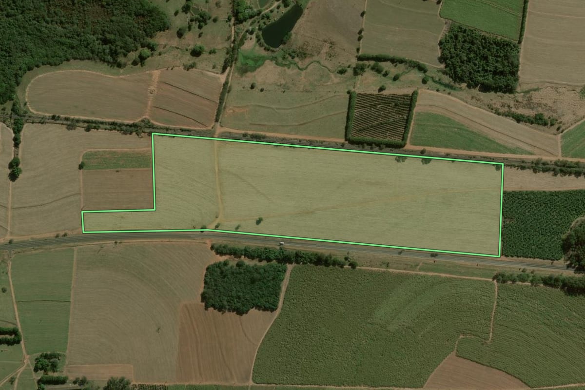 Imagem de satélite do imóvel rural em Dois Córregos (SP), com o contorno declarado no CAR desenhado por cima.