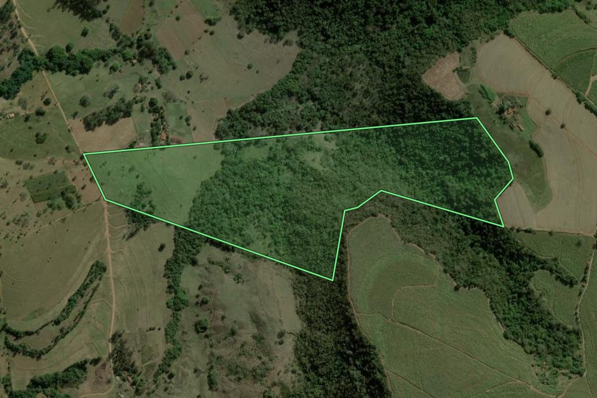 Imagem de satélite do imóvel rural em Dois Córregos (SP), com o contorno declarado no CAR desenhado por cima.